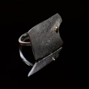 Bague fait à la main au format irrégulier avec un détail en or