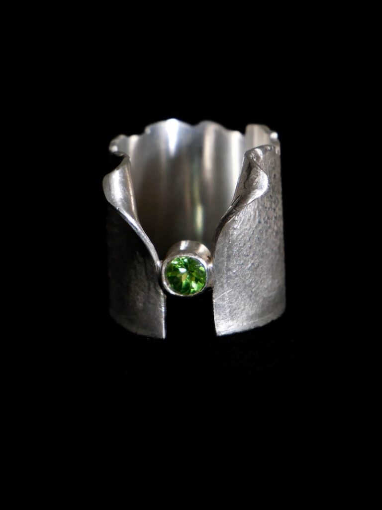 Bague au style organique, fait à la main en argent réticulé et pierre péridot