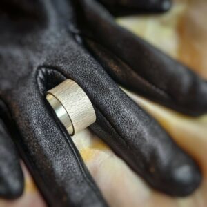 Bague Grava, argent texturé à stries